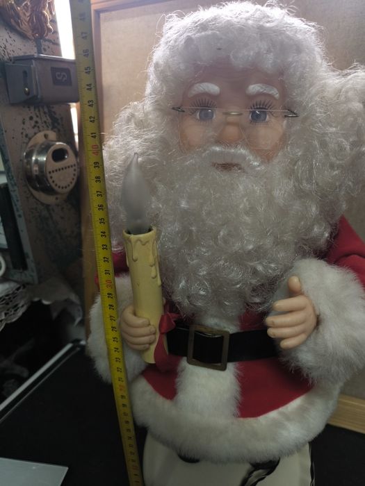 Pai Natal com Vela Luminosa e movimentos.
Figura decorativa de Pai Nat