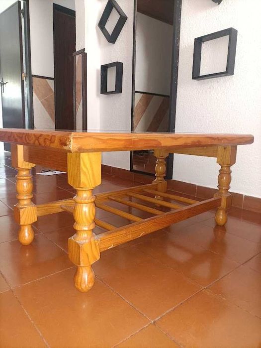 Mesa de centro em madeira com tampo em mármore