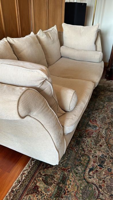 Sófá em tecido com almofadões de penas.