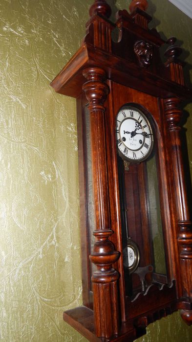 Старинные настенные часы с маятником