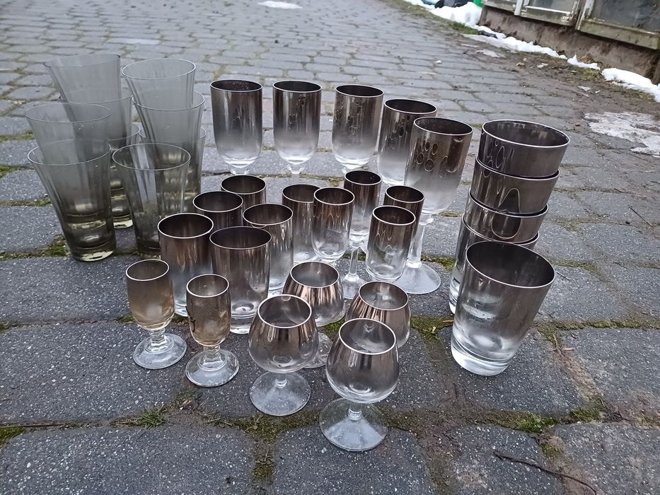 Zestaw szklanek i kieliszków dymionych PRL
