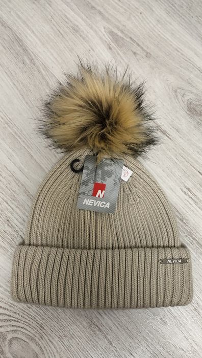 Тепла жіноча шапка Nevica