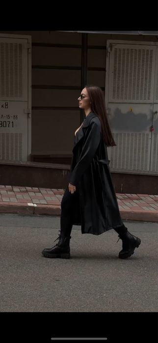 Чорний жіночій плащ