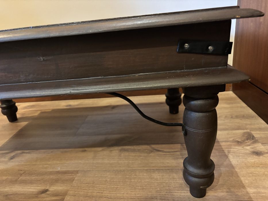 Mesa  de madeira maciça com pormenores de metal