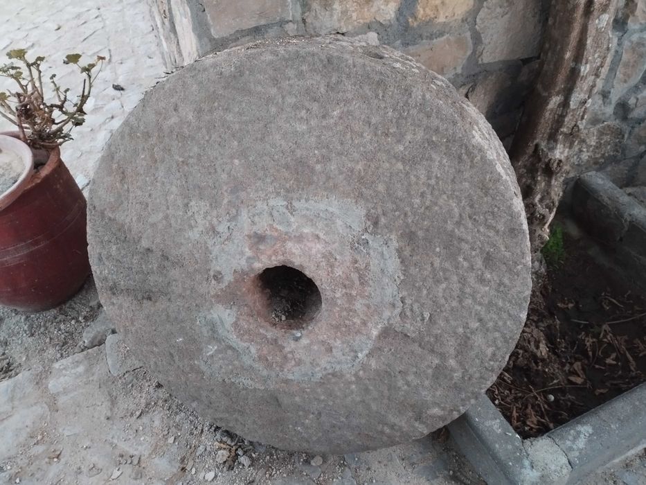 Mó de moinho antiga.