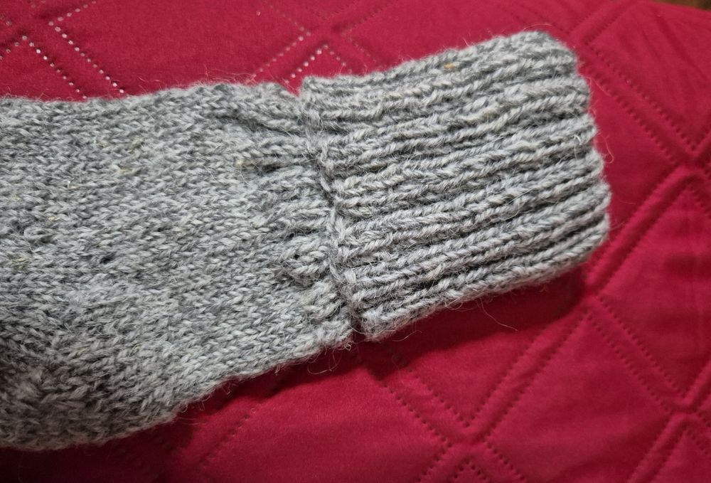 Ręcznie robione skarpety z wełny owczej.