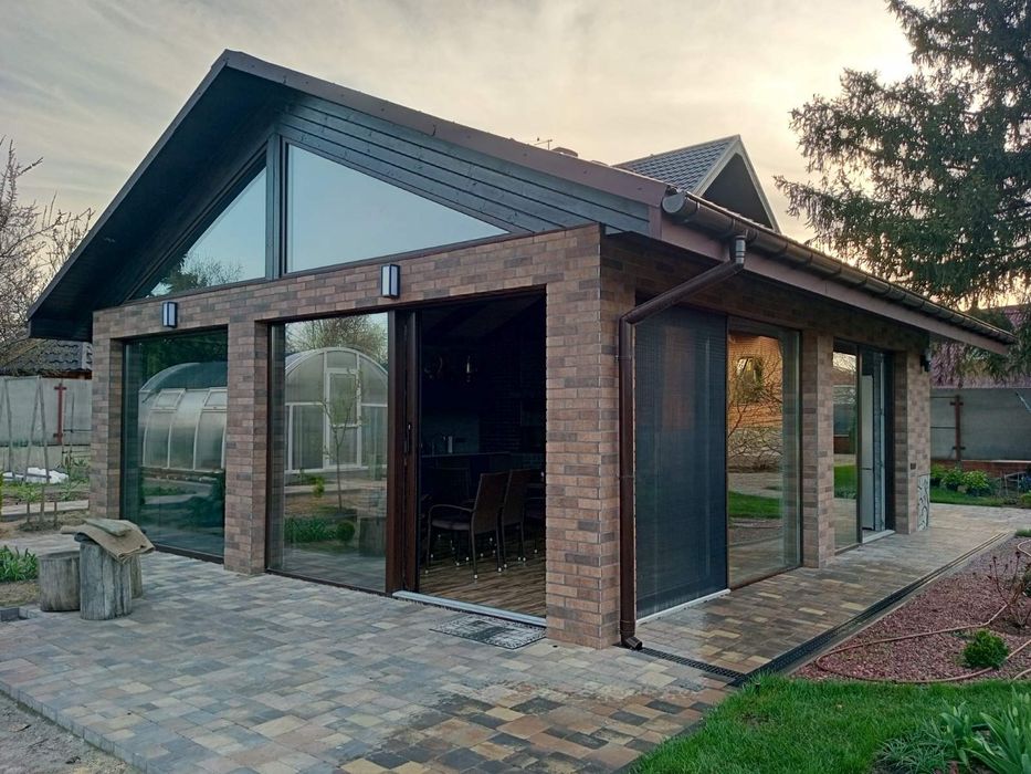 Шукає партнера діючий прибутковий бізнес у сфері виробництві євровікон