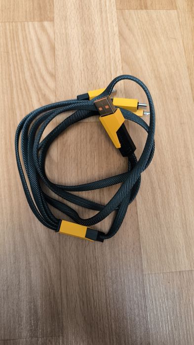 Зарядное для смартфона три в одном : Lighting, Type -C, Type -A