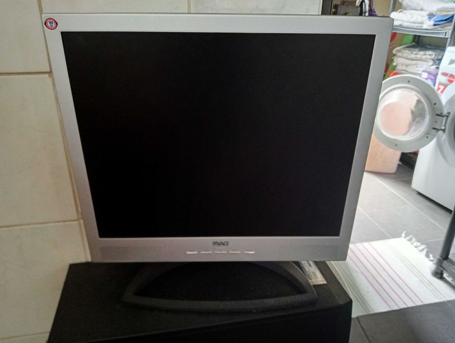 Torre PC e monitor MAG