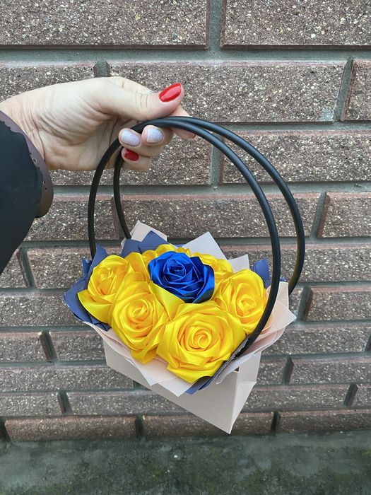 Троянди з атласної стрічки