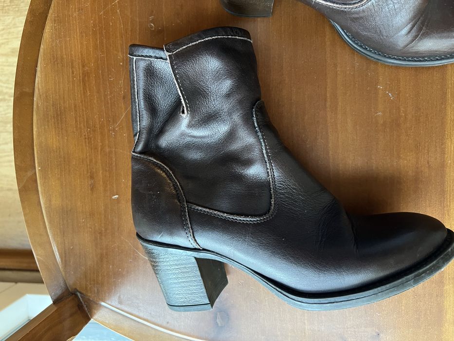 Botas em pele em excelente esrafo