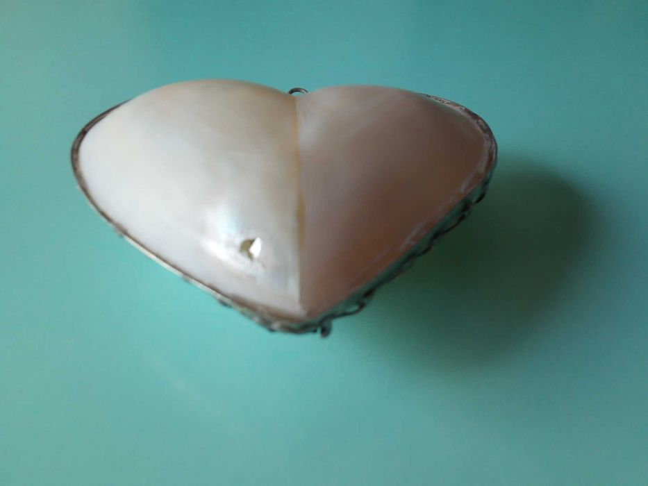 Caixa em madrepérola, em forma de coração, com argola para pendurar