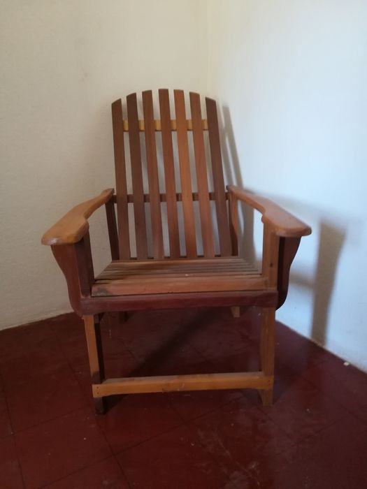Cadeirão bracos de madeira maciça