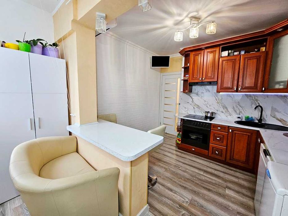 Продається житлова 3-кімнатна квартира на 2-поверсі біля парку...