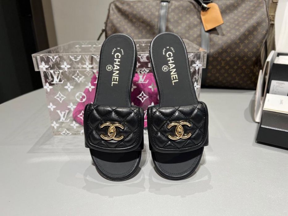 Klapki Chanel black leather