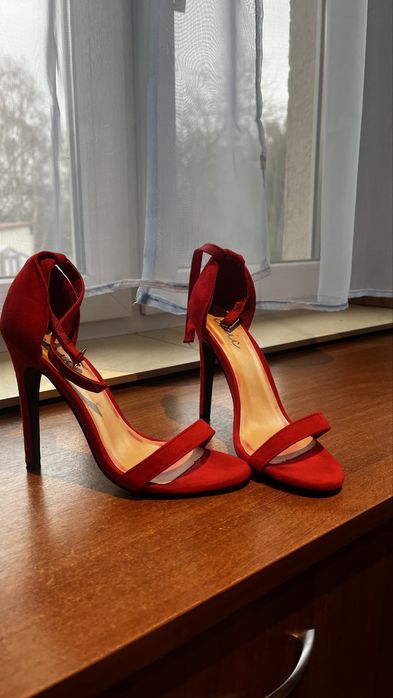 Sandały na szpilkach 37 rozmiar