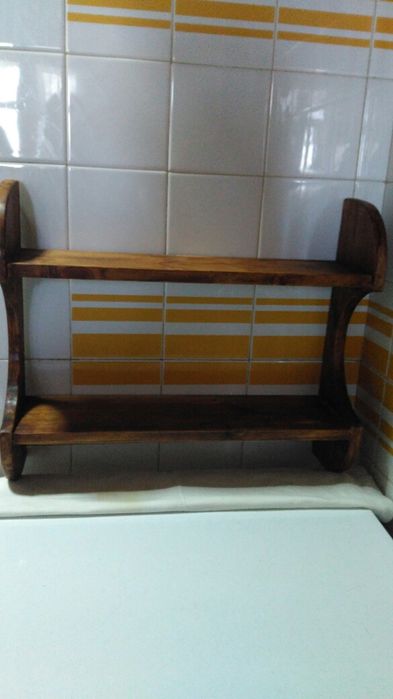 prateleira com 8 frascos grandes