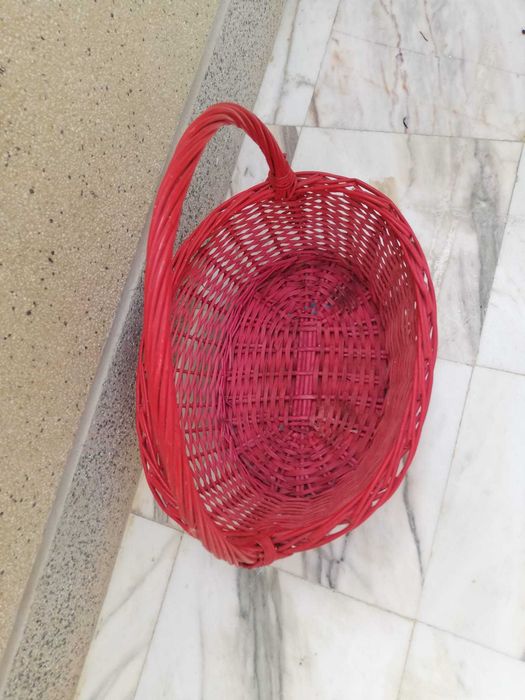Cesto para piquinique, flores em  vermelho em ótimo estado