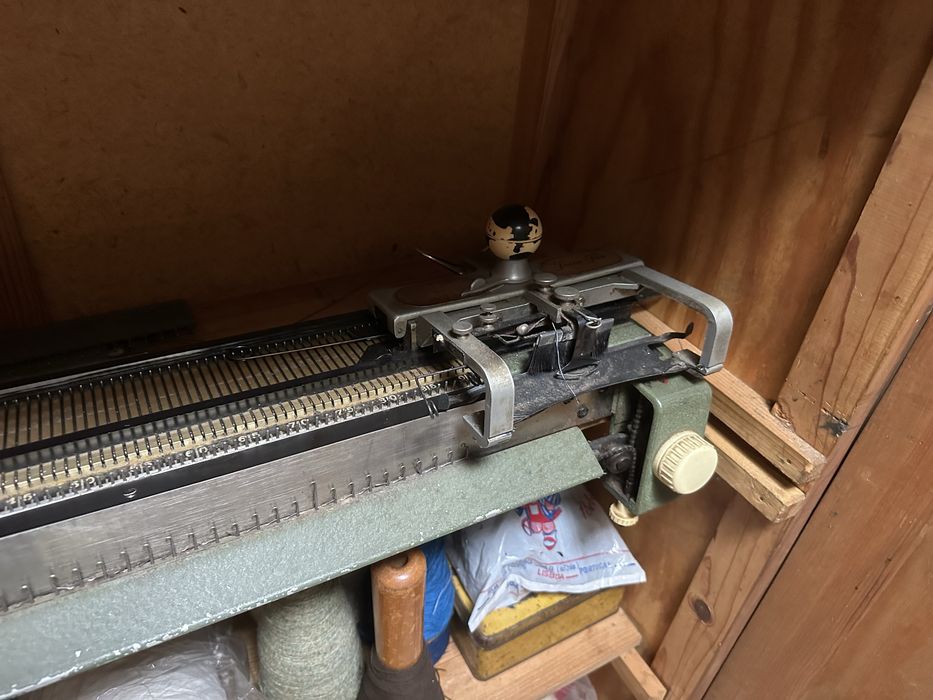 Móvel com máquina de tricotar antiga
