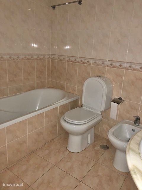 Apartamento T3 com garagem e terraço em Leiria