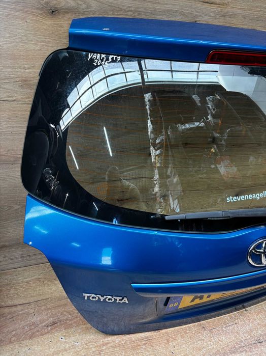 Klapa bagażnika Toyota Yaris 3 kolor 8t7