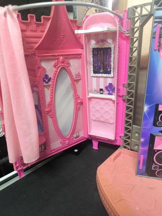 Barbie Rock 'n Royals Palco e Acampamento 2 em 1
Dê vida à magia do fi