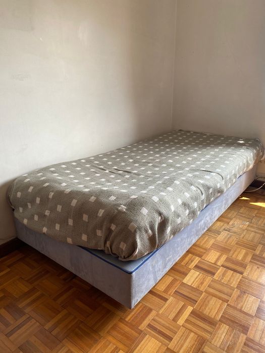 Cama de solteiro com mesinhas de cabeceira