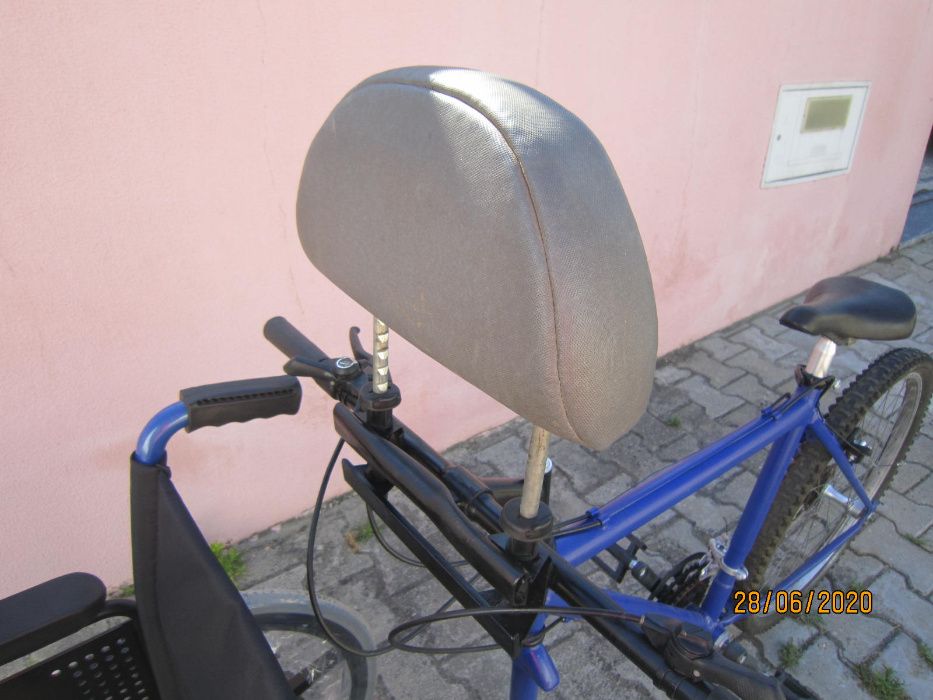 Cadeira de rodas com bicicleta