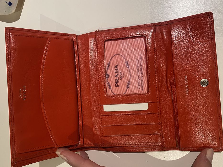 Carteira vermelha Prada