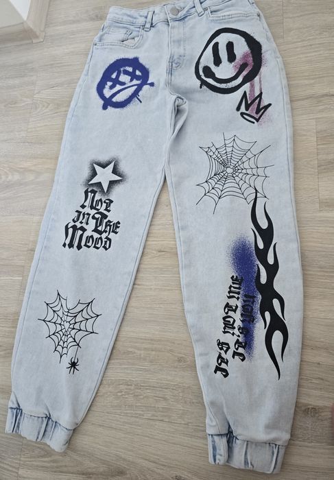 Джинсы с принтом