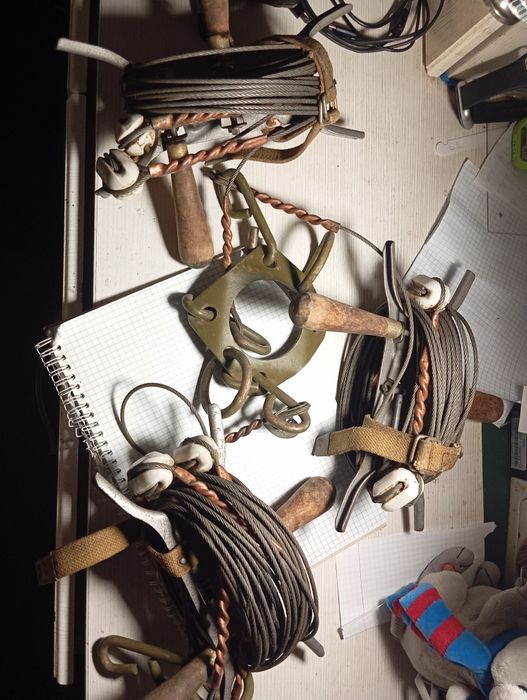 Растяжки для мачты радиостанции или антенны.