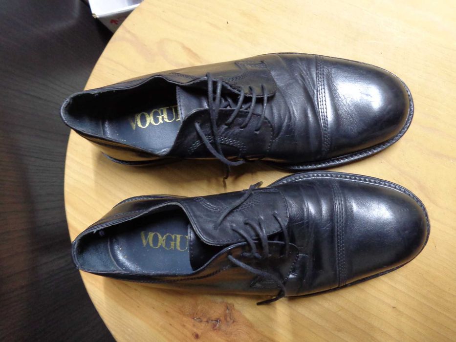 Sapatos de pele pretos