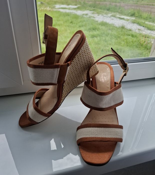 Продам жіночі босоніжки Clarks
