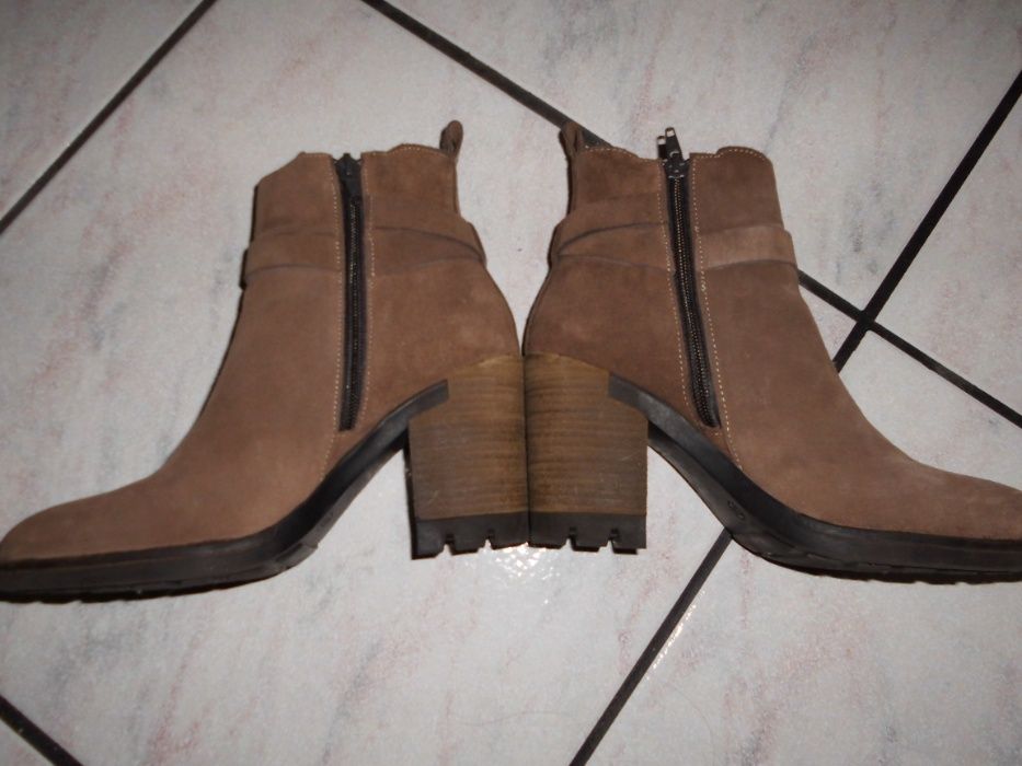 Botas de pele com camurça