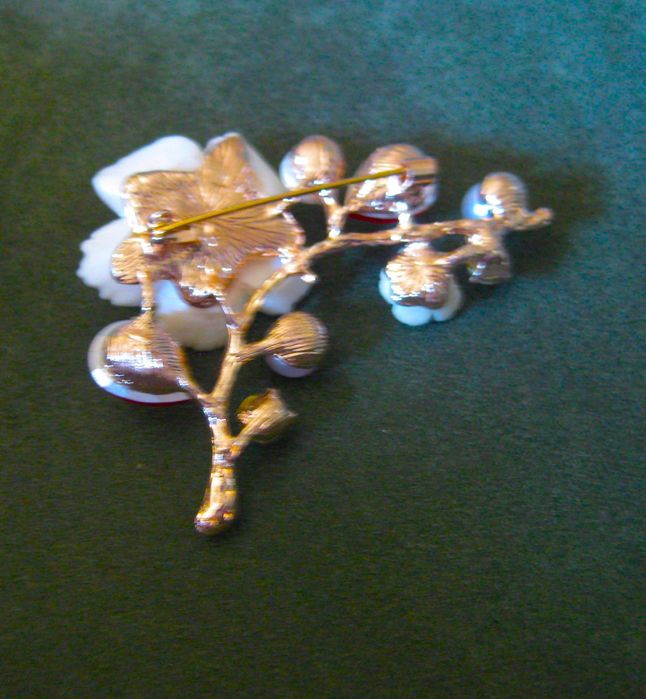 Alfinete/ Broche/ Pregadeira Flor c/ Perolas e Cristais Vermelhos NOVO