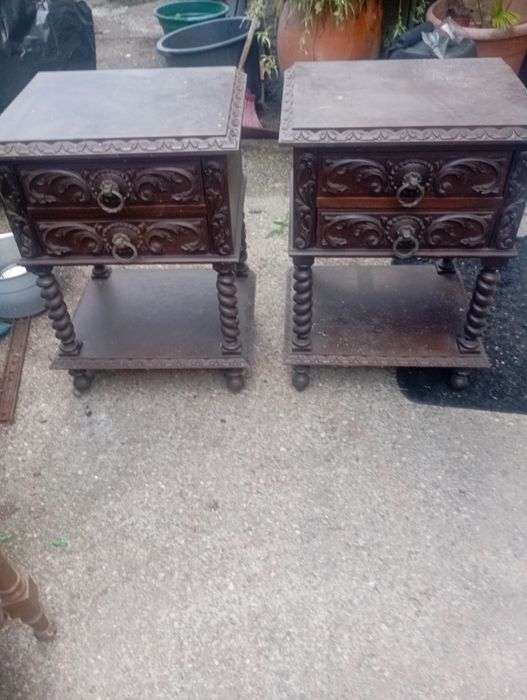 Vendo pare de mesinhas muita bonitas bom estado