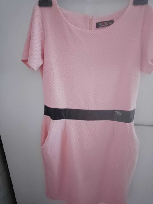 Elegancka sukienka z krótkim rękawem