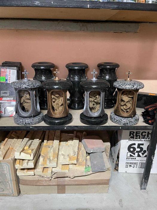 Пам'ятники , бетонні, гранітні з мармурової крихти, вази ,лампадки ...