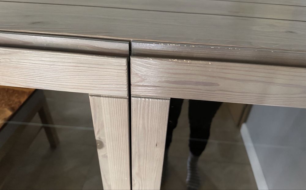 Zestaw drewnianych mebli