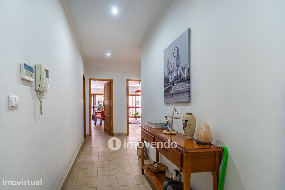 Apartamento T3 com áreas amplas, varandas e arrecadação, em Alverca