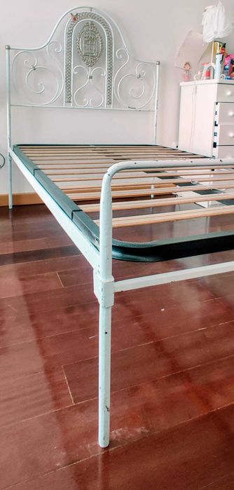 Cama solteiro em ferro