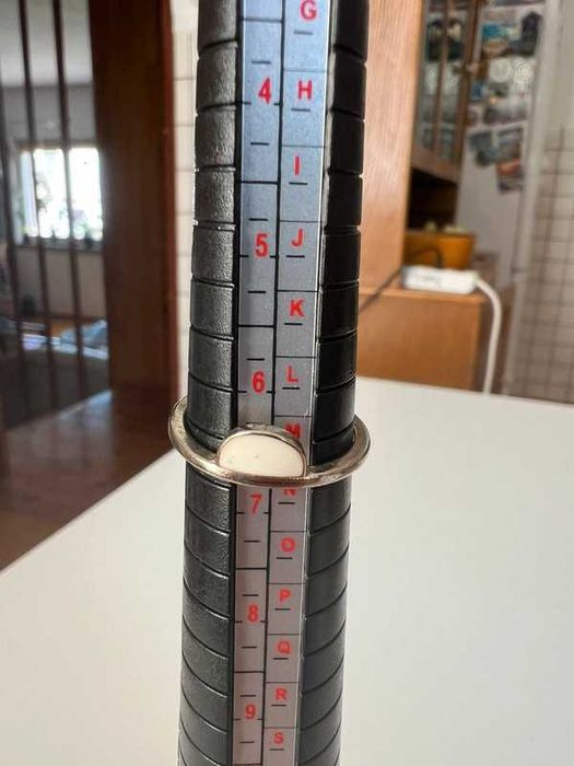 Pierścionek z białym oczkiem