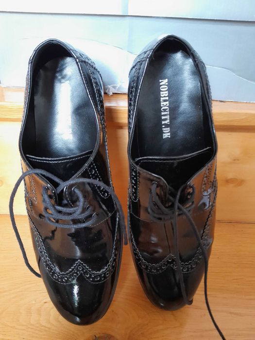 buty skórzane lakierowane NOWE 41-42 (27,5cm)