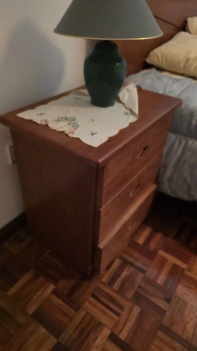 Conjunto de quarto em madeira (cama c/ colchão + 2 mesas de cabeceira)