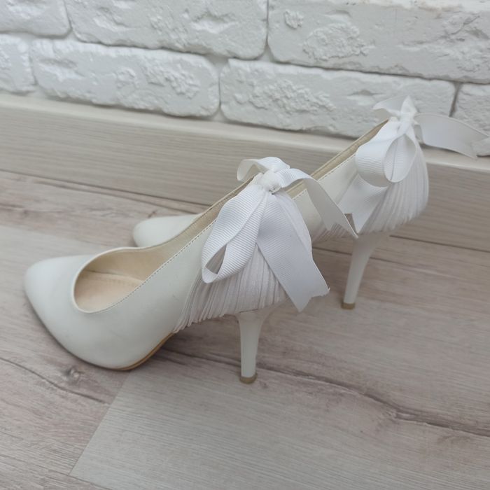 Продам туфли белые