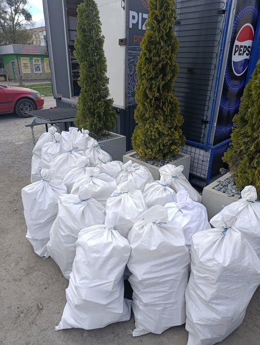 Дрова в мішках та сітках