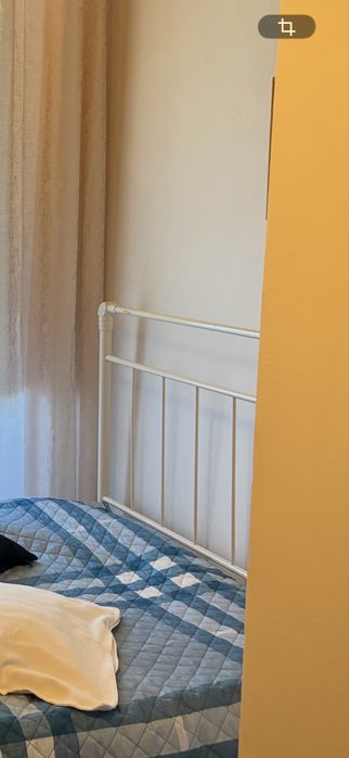 Cama de ferro de corpo em meio