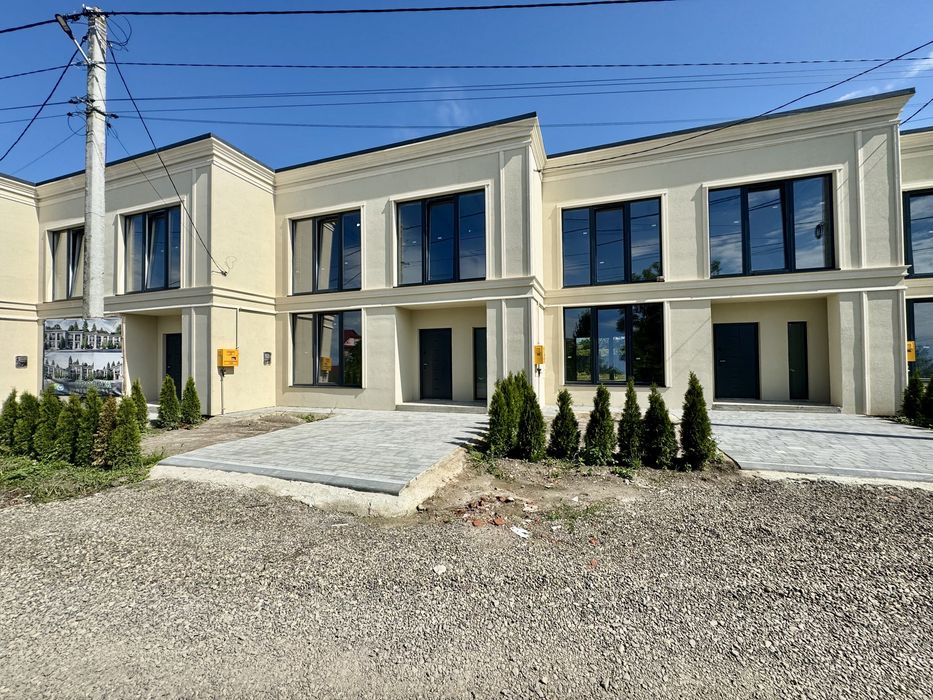 Котедж з власним подвір’ям та заїздом