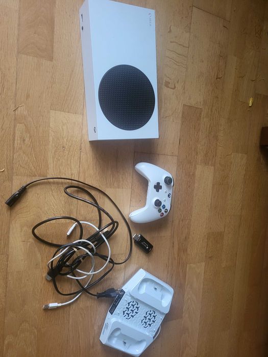 Xbox One Series S+4 Gry(Wiedzmin 3, Dziedzictwo Hogwartu)+Stacja ładująca Stan Bdb