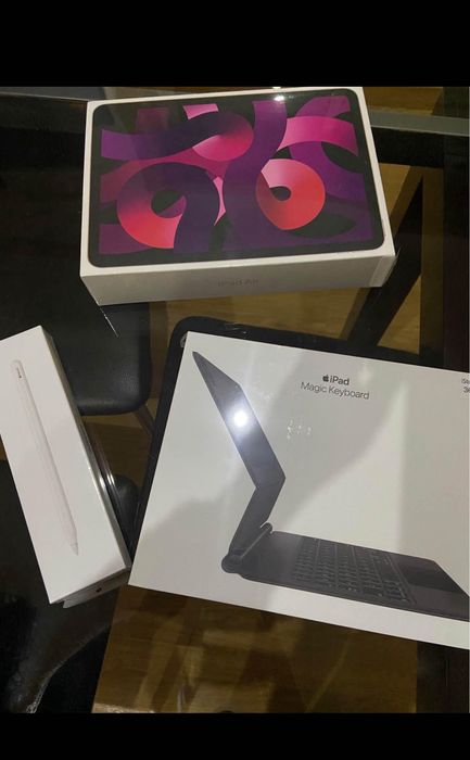 Vendo iPad rosa com acessórios